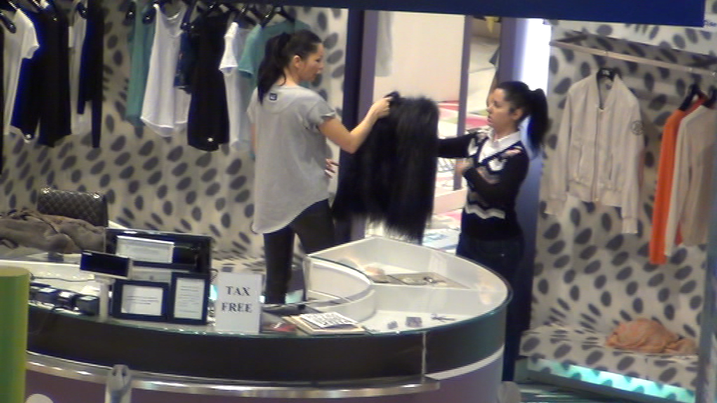 Brigitte pare foarte nehotarata in alegerea cadoului pentru ea