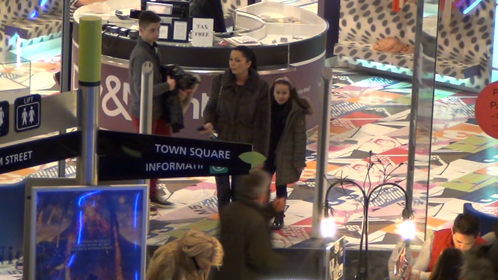 Dupa ce s-a admirat minute in sir cu haina de blana, Brigitte a plecat tot cu mana goala