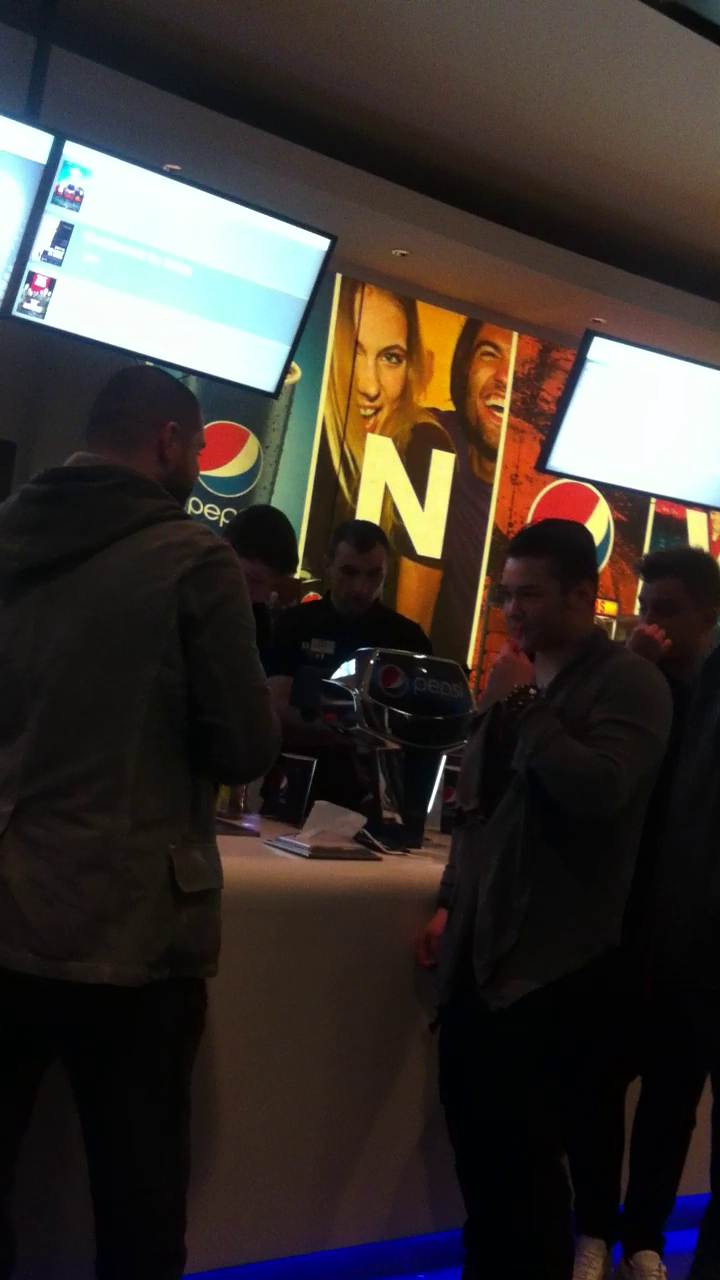 Patrick s-a relaxat la un film in mall