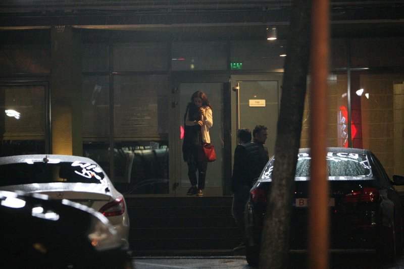 Tanara iese din restaurant in urma companionilor sai