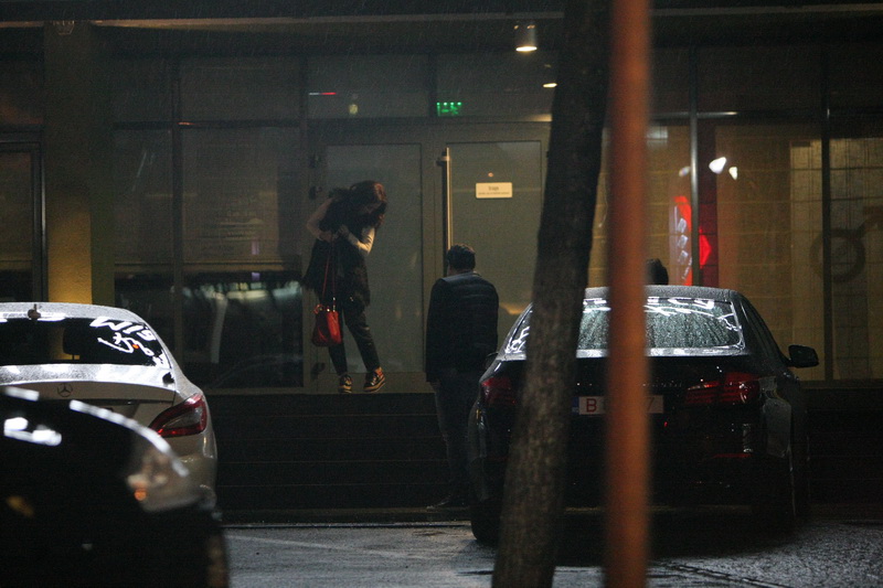 Tanara isi verifica tinuta, sub privirile atente ale lui Silviu