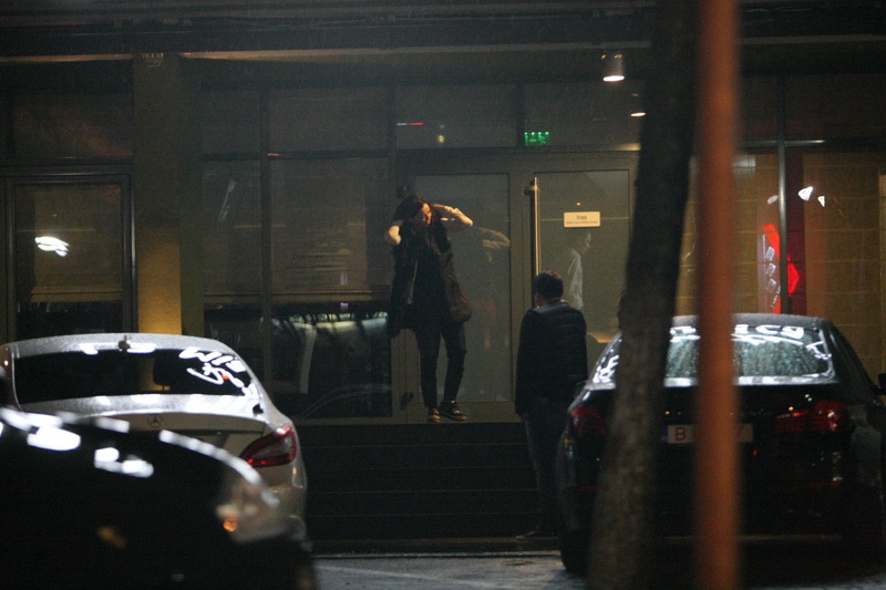 Cocheta, domnisoara isi asaza si parul, care s-a ciufulit un pic cand si-a pus pe ea vesta