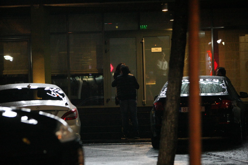 O imbratiseaza cu foc si o saruta apasat