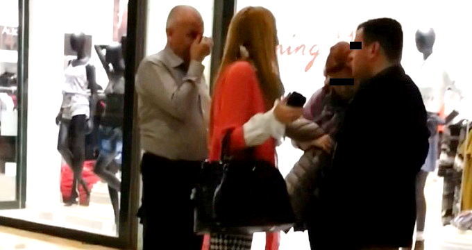 Costel Bucur face un gest de parca ar fi fost pus in incurcatura