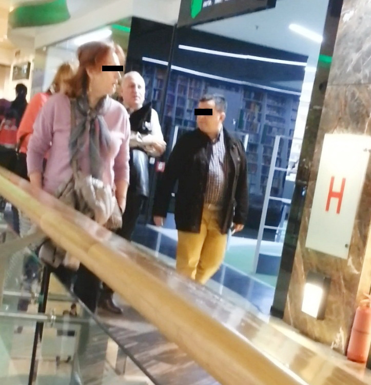 Cei patru o iau agale spre iesire