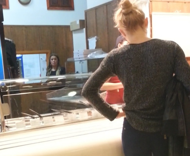 Leta se intoarce de la bucatarie cu mancare calda