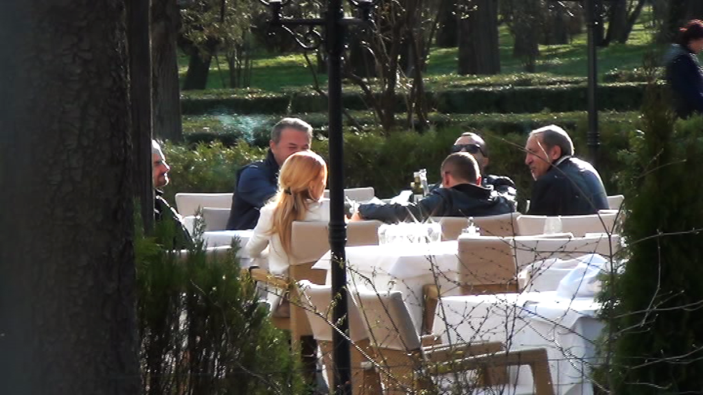 Simona a luat masa cu CINCI barbati