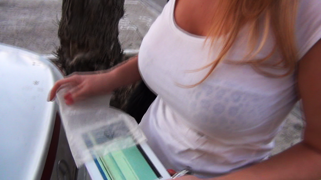 Simona isi tine tableta intr-o punga de plastic