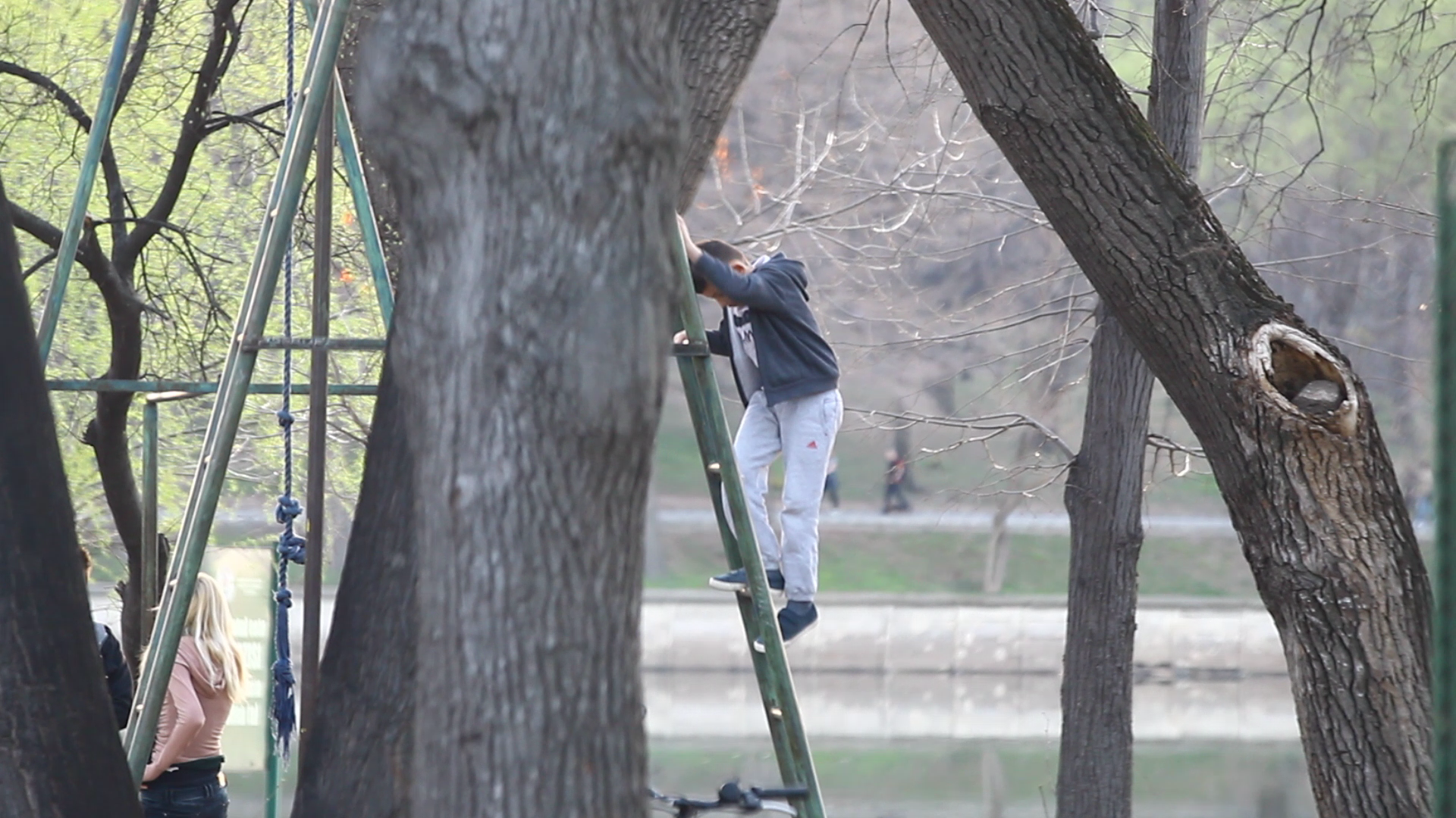 Cu mici exceptii, Simona s-a descurcat onorabil in rolul de mama