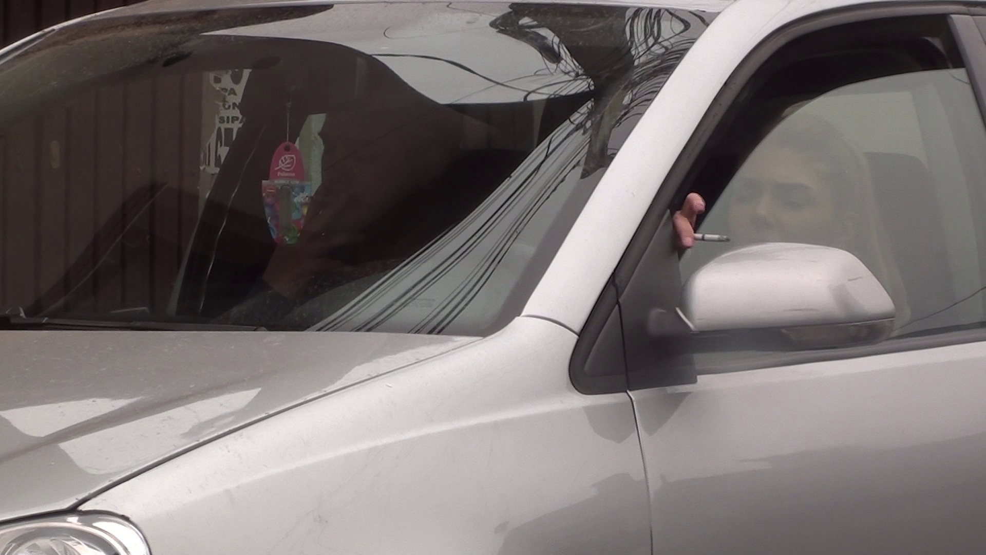 George si blonda fumeaza in masina, in timp ce stau de vorba