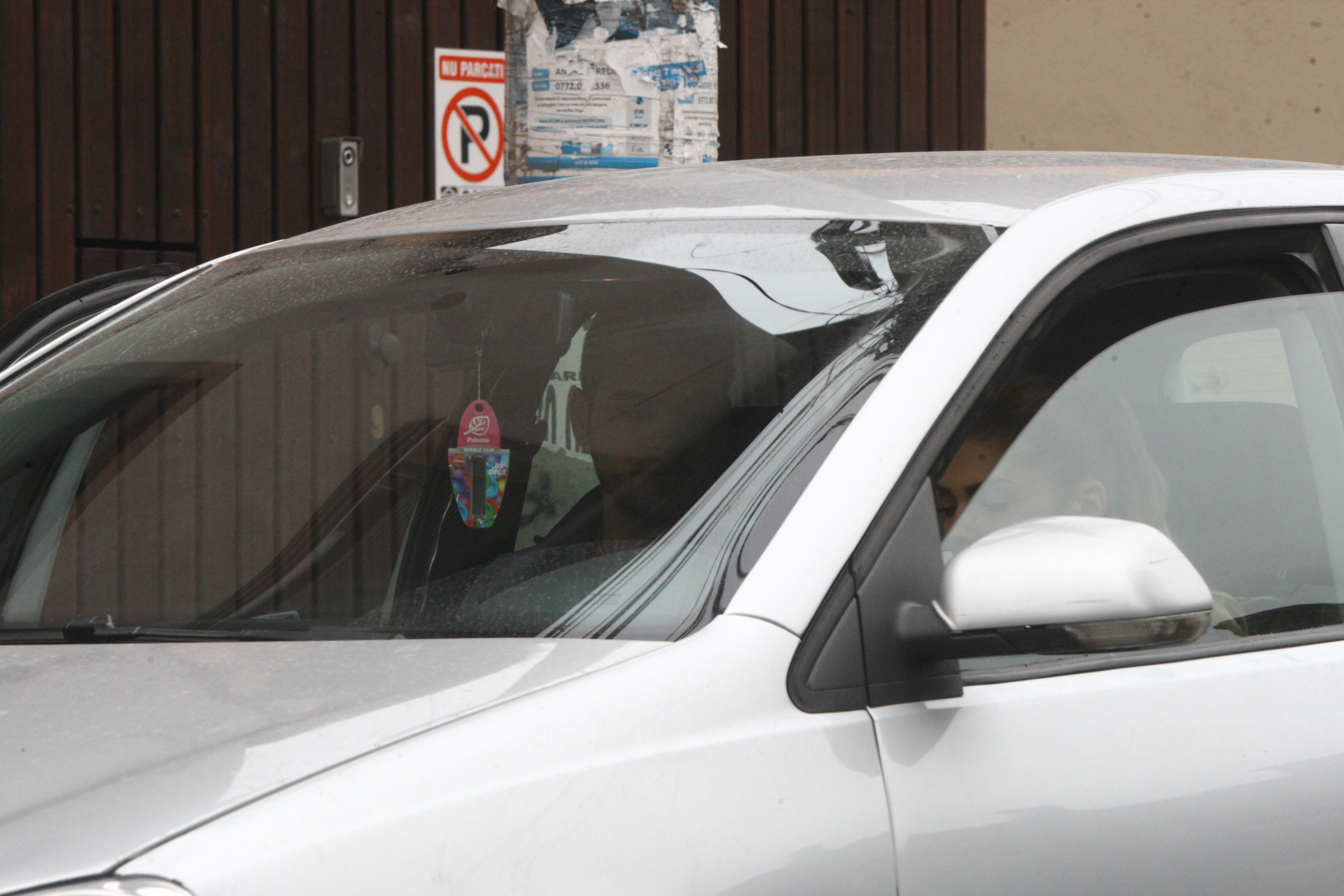 A doua zi, actorul a fost surprins in timp ce discuta cu o blonda, in masina ei