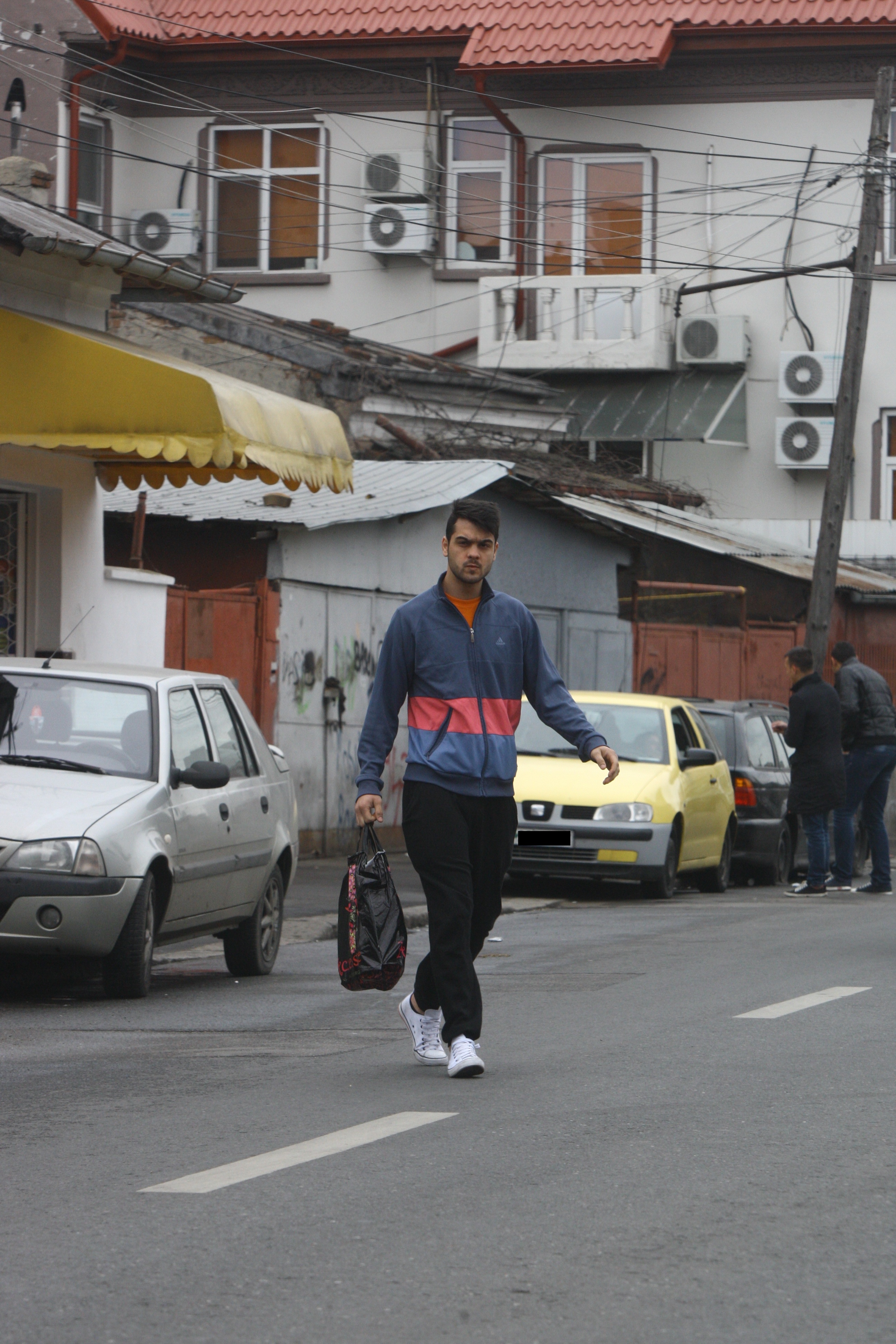 Dupa ce au stat de vorba minute bune, blonda l-a lasat pe George la magazin, de unde acesta s-a intors pe jos