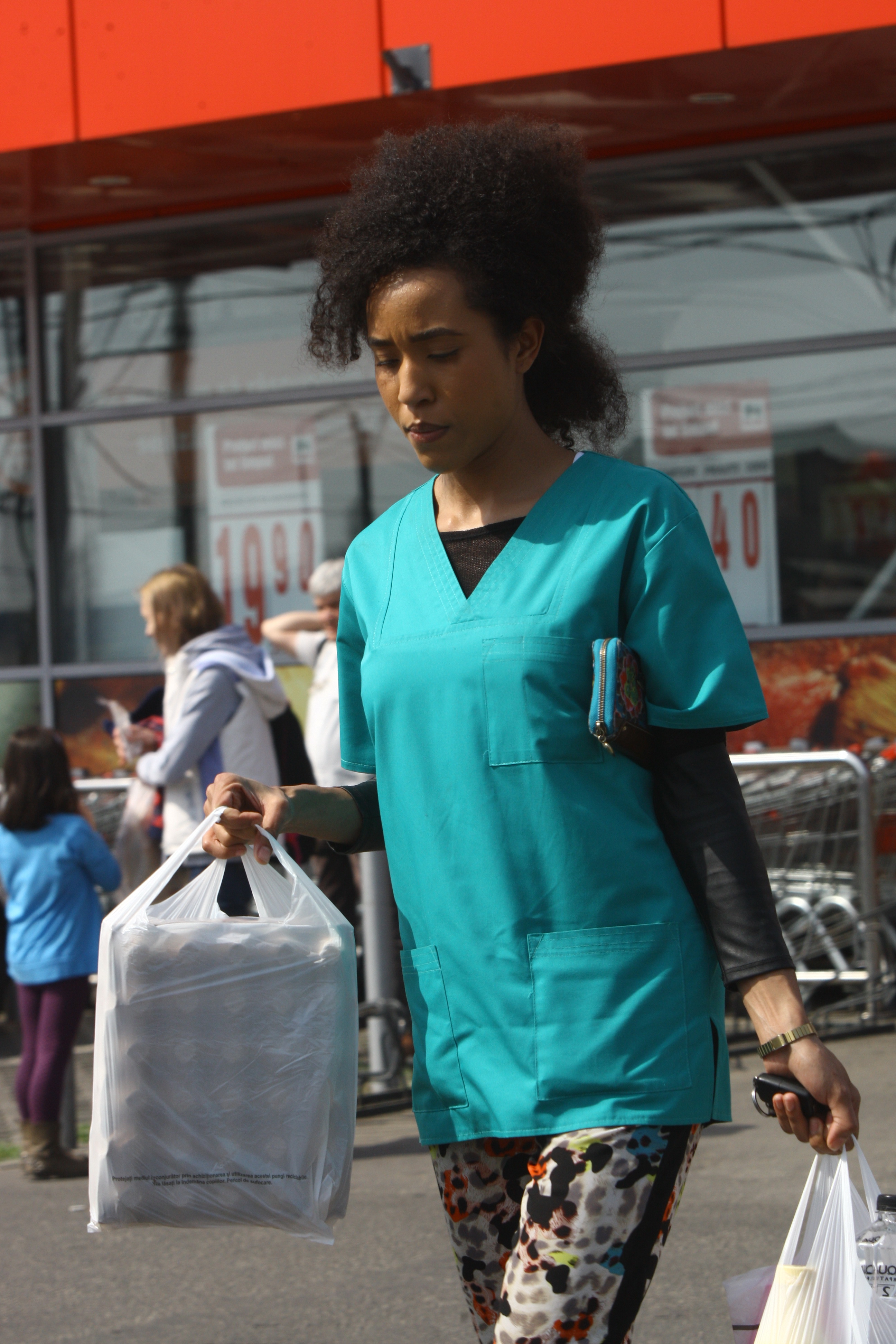 Intre doua consultatii, Ana Velea a iesit sa-si faca si cumparaturile