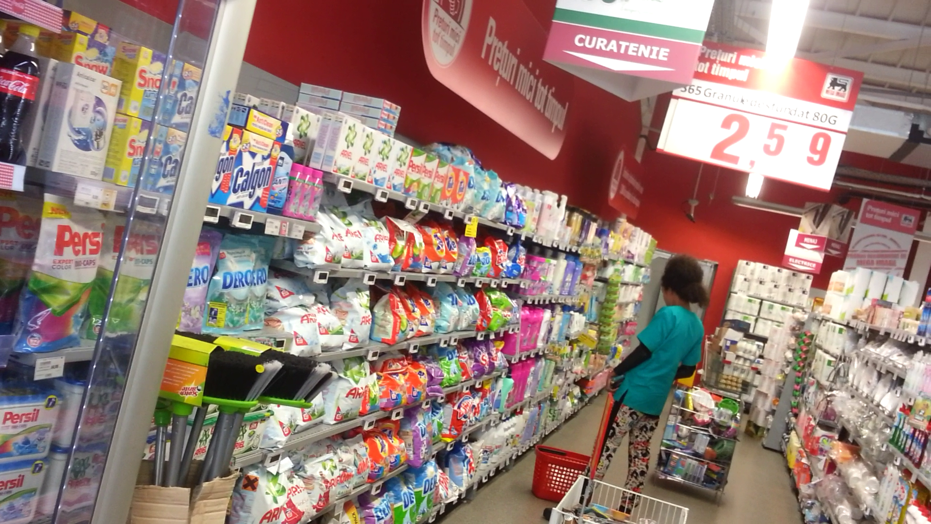 Ana a pierdut cel mai mult timp la raionul cu detergenti