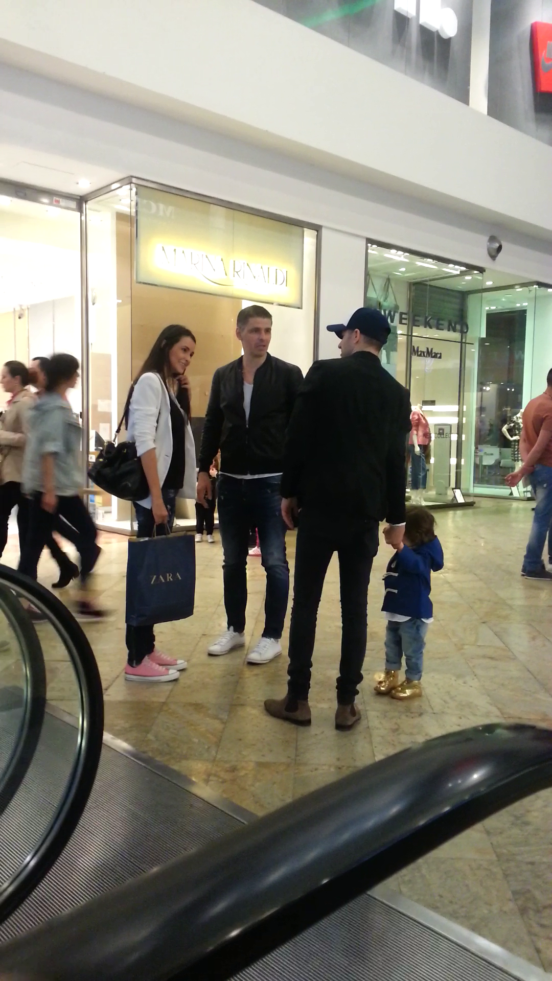 La plimbare cu micutul Noah prin mall, Adi Sana se intalneste cu niste prieteni