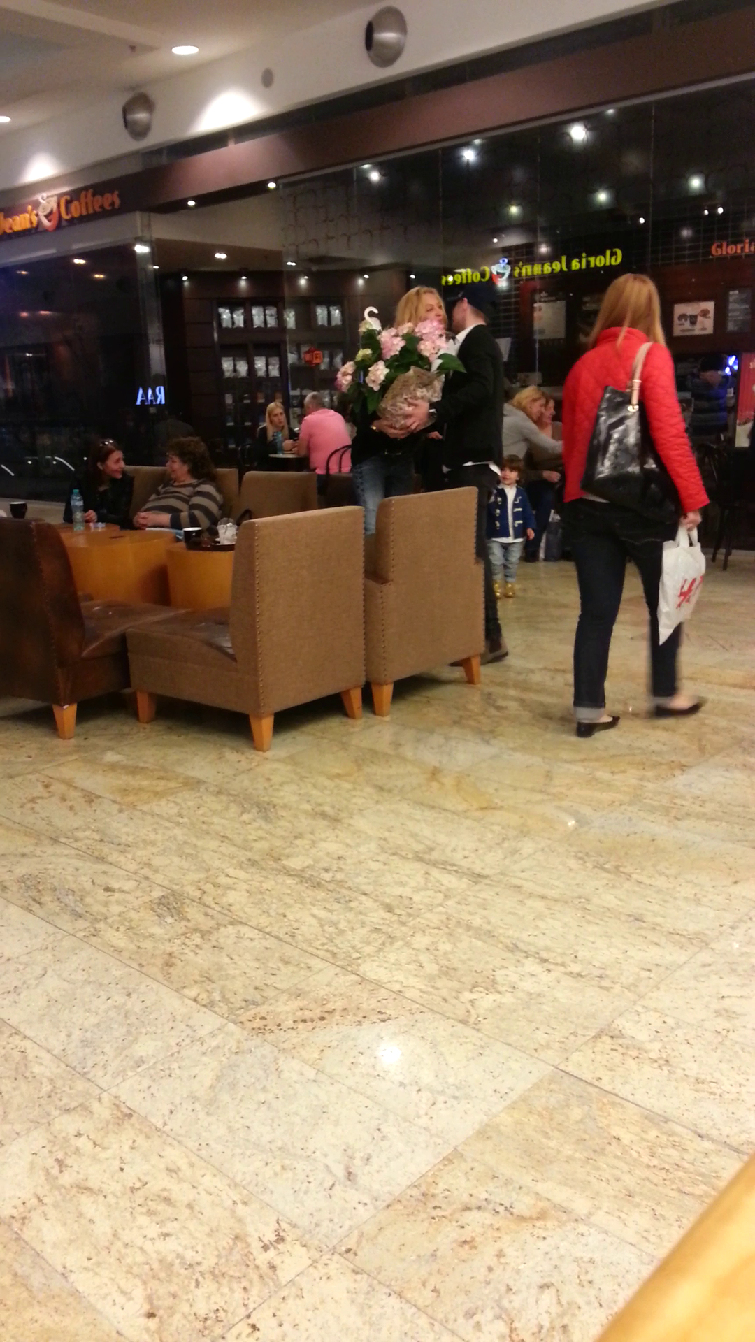 Adi Sana si Anca Serea au iesit la mall, pesemne la ziua unei prietene