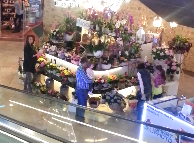 Anca Serea cumpara flori pentru prietena ei