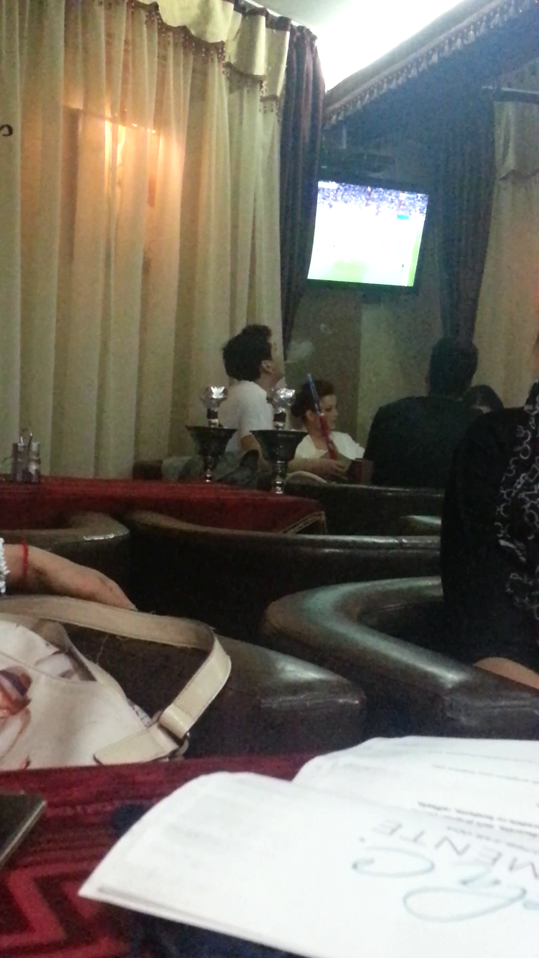 Cornel face cerculete din fumul de la narghilea