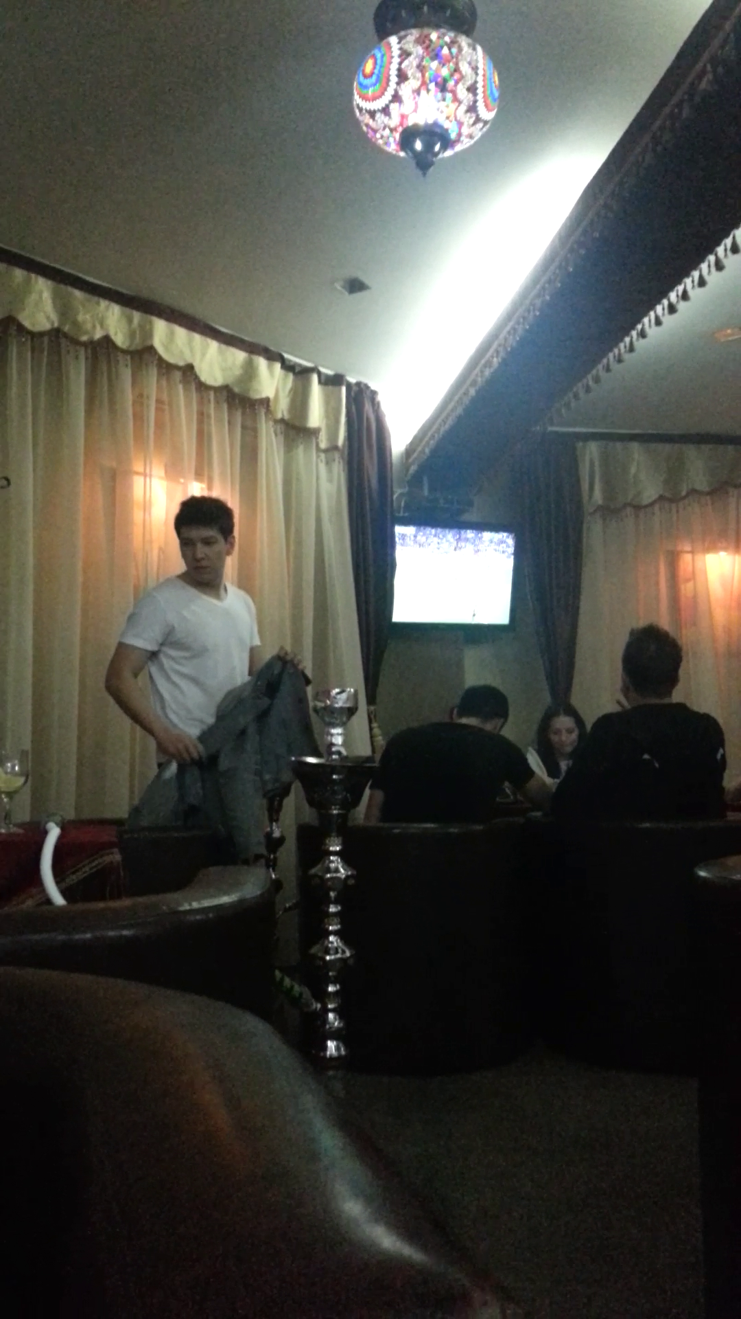 Elena si sotul ei, Cornel, au venit mai tarziu la cafenea