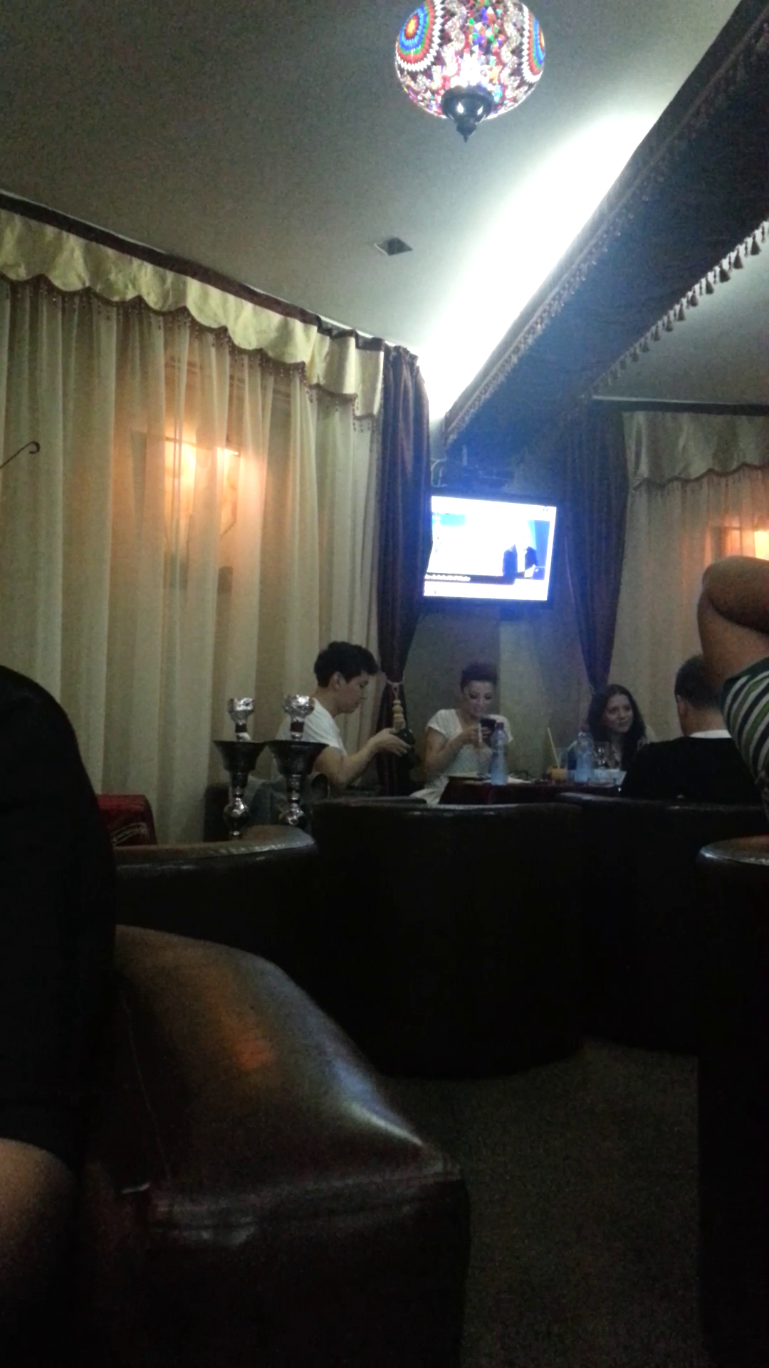 Elena si sotul ei au stat mai toata seara cu ochii in telefoane