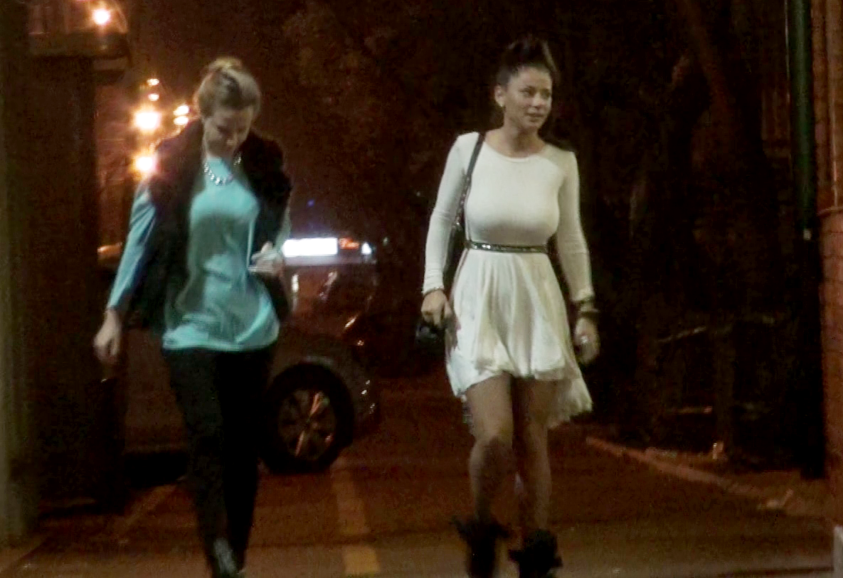 Desi era destul de tarziu, Roxana se opreste fix la un restaurant de tip fast food