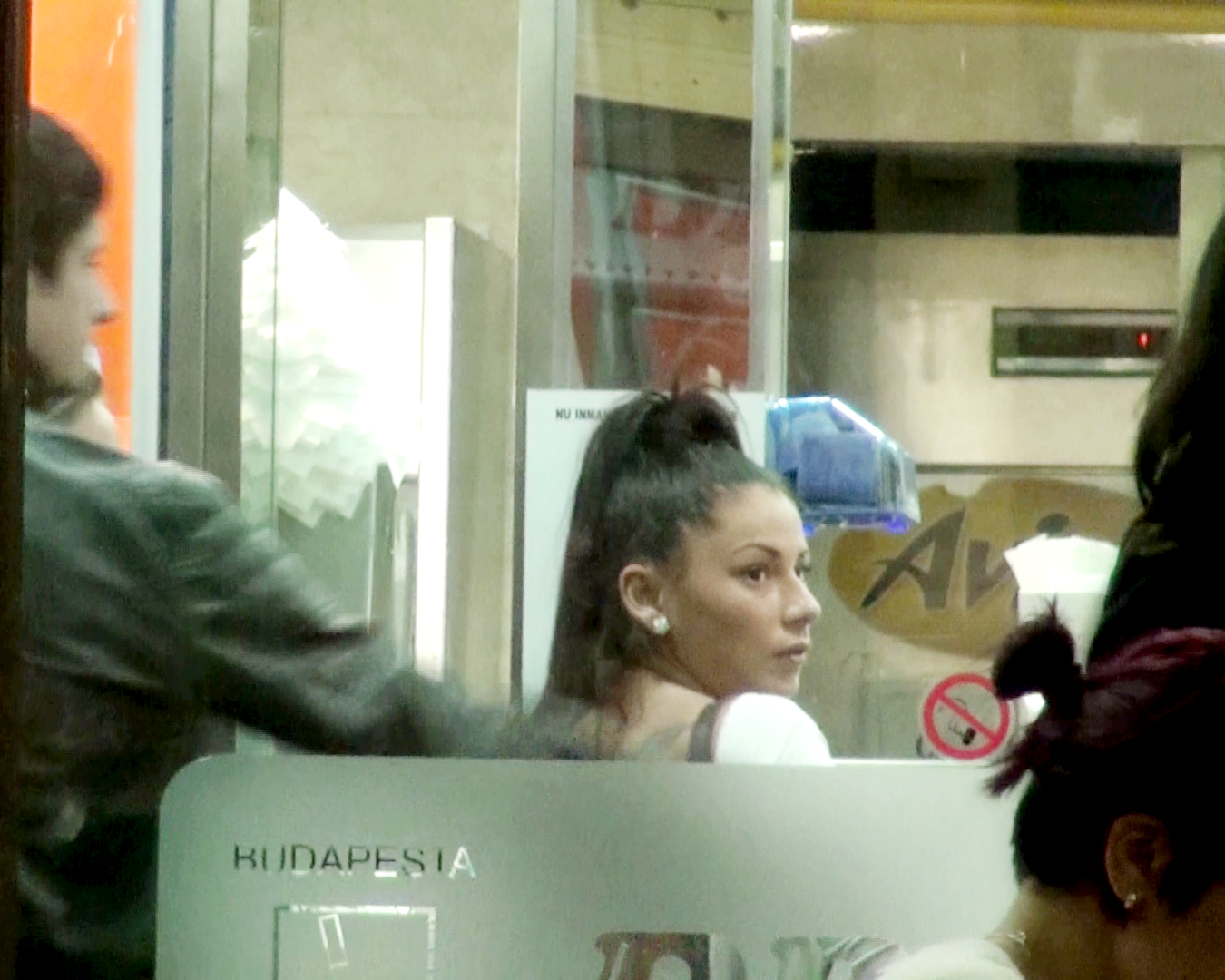 Tanara asteapta nerabdatoare sa-i vina comanda