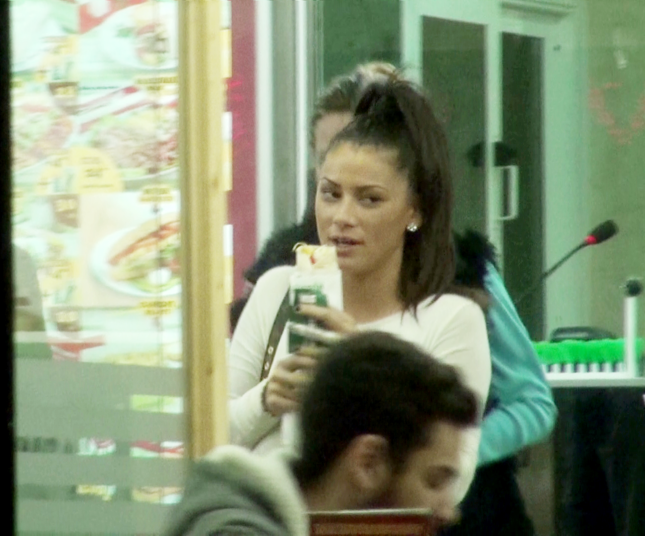 Nerabdatoare, Roxana nu asteapta sa iasa din restaurant