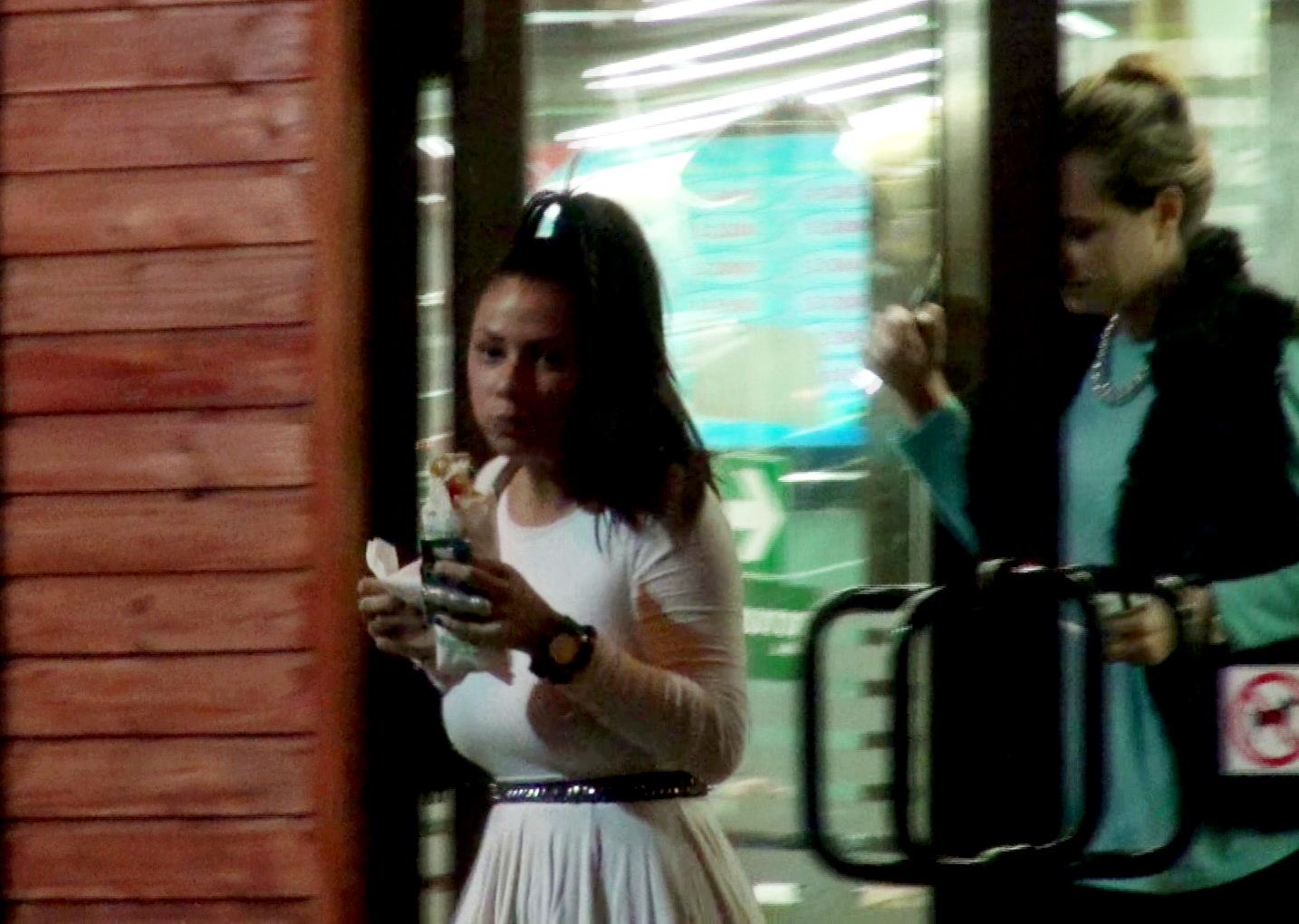 Vancea pare sa devoreze shaorma