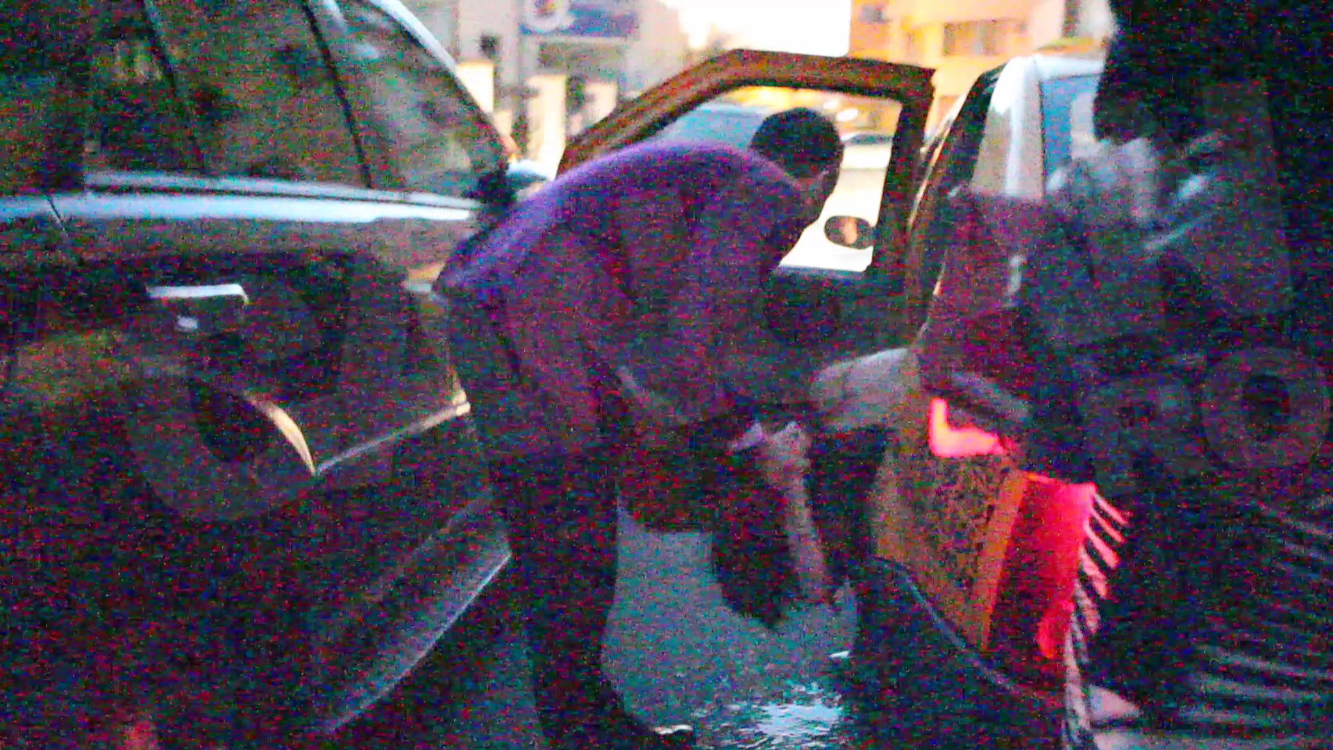 Adi Cristea nu s-a dat in laturi si de la treburile murdare: a ajutat-o pe roscata lui sa vomite, la coborarea din taxi