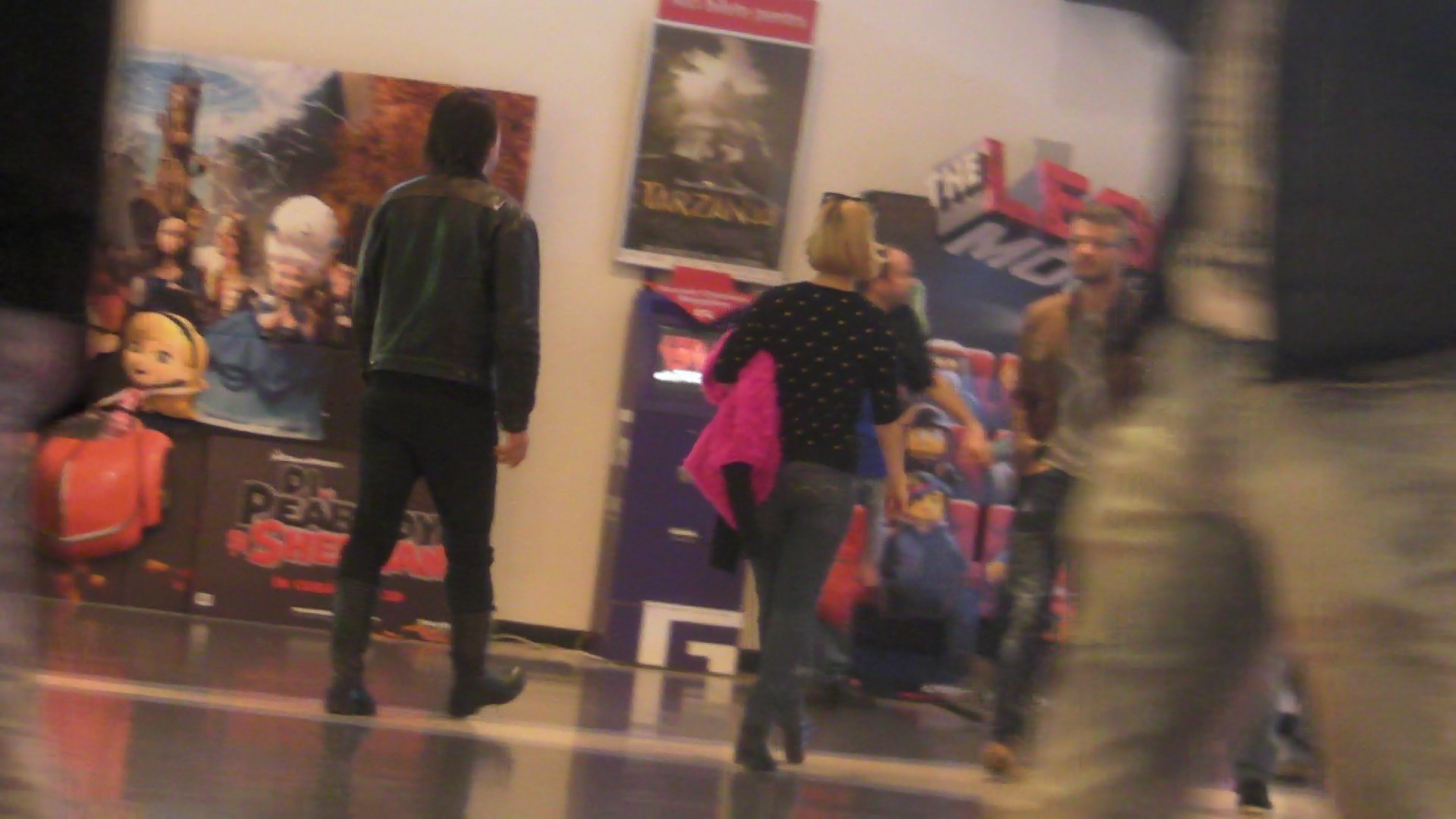 Cei doi au mers la distanta mare unul de celalalt, ca sa nu atraga atentia