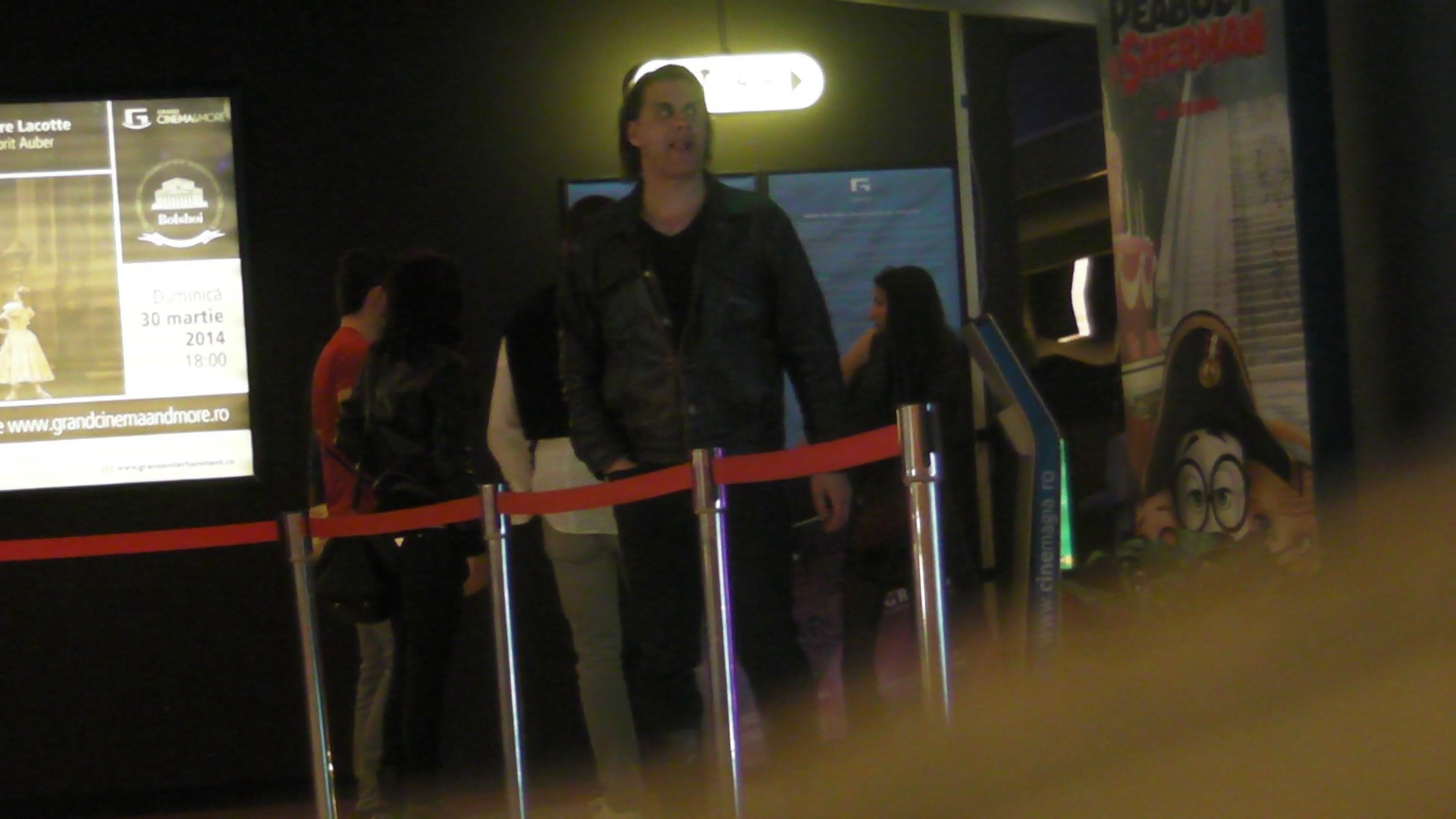 Artistul a asteptat-o exact la intrarea catre sala de cinema