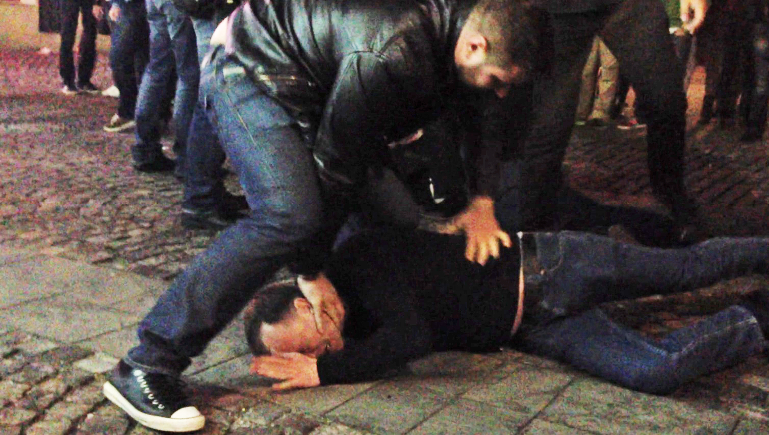 Bodyguarzii i-au imobilizat pe straini pentru le putea de o lectie