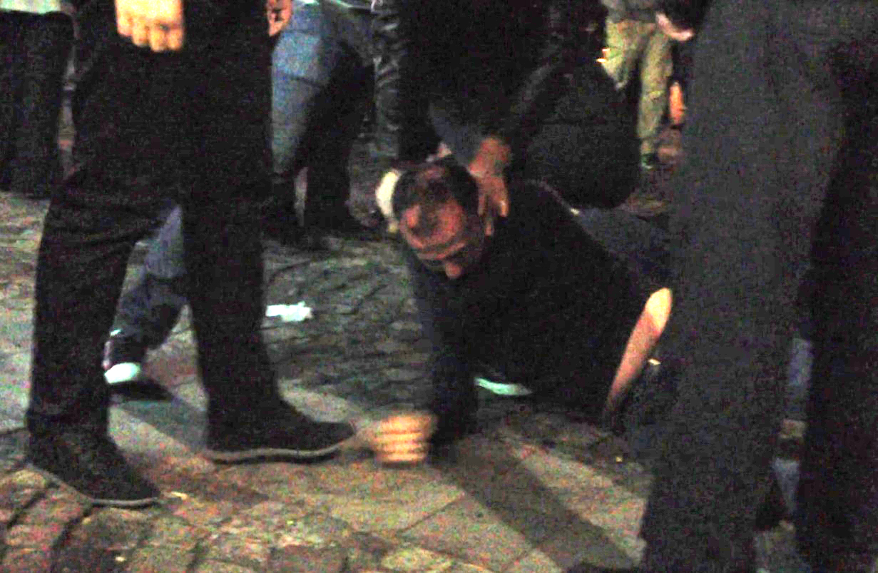 Bodyguarzii i-au imobilizat pe straini pentru le putea de o lectie