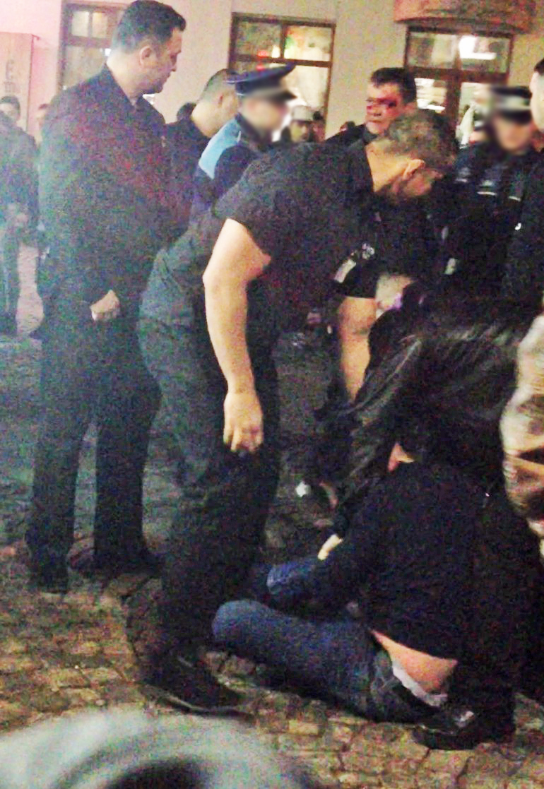 Strainii au fost salvati din mainile bodyguarzilor dupa interventia politiei