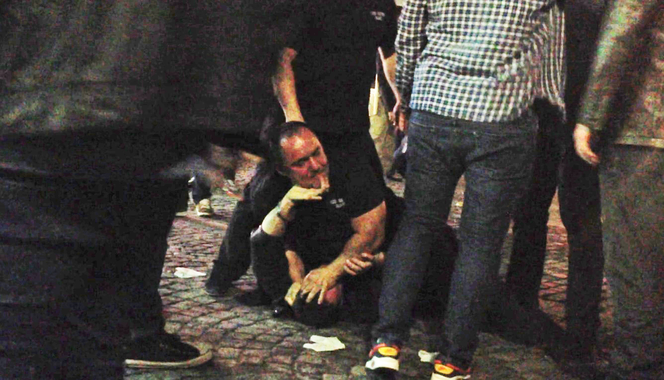 Unul dintre agentii de paza l-a lasat pe strain intr-o balta de sange