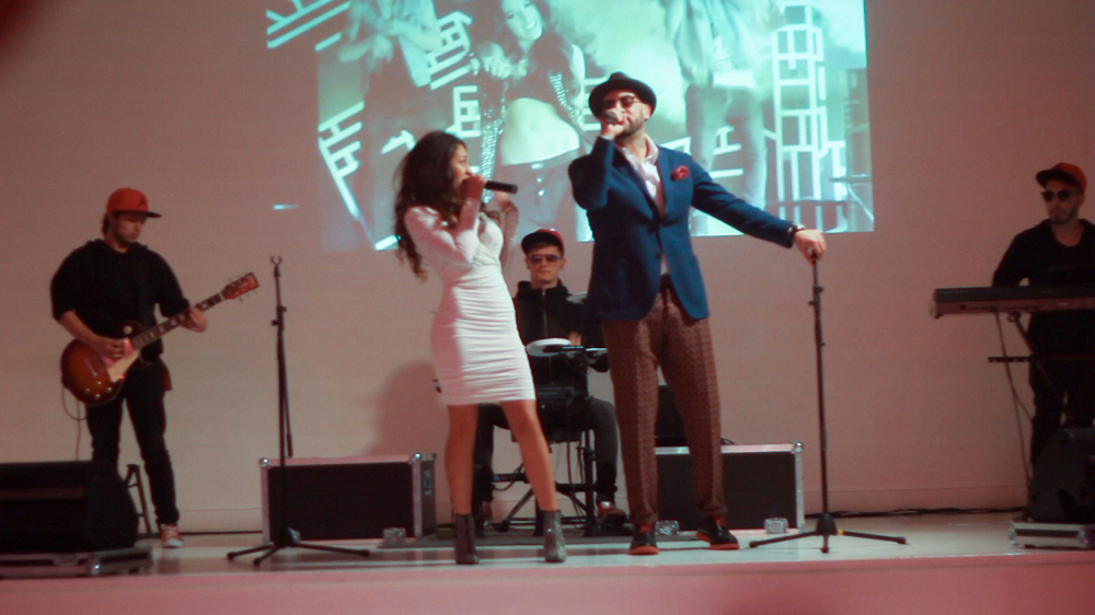 Cantaretul si-a trasformat dansatorii in instrumentisti