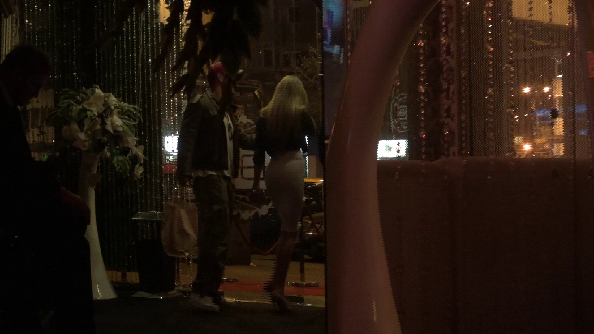 Galant, Vladau ii deschide usa iubitei sale