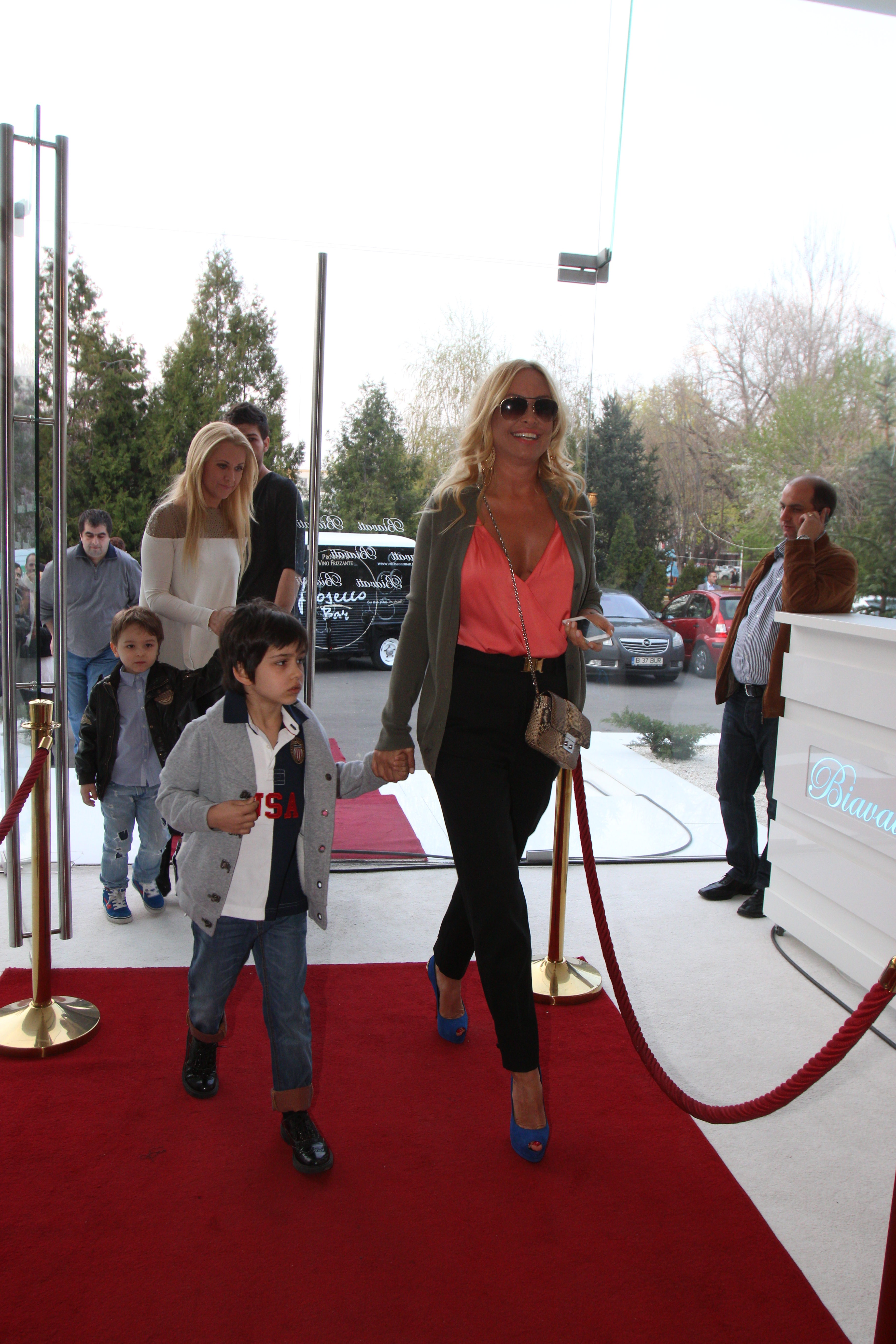 Vica este nedespartita de fiul ei, Aidan