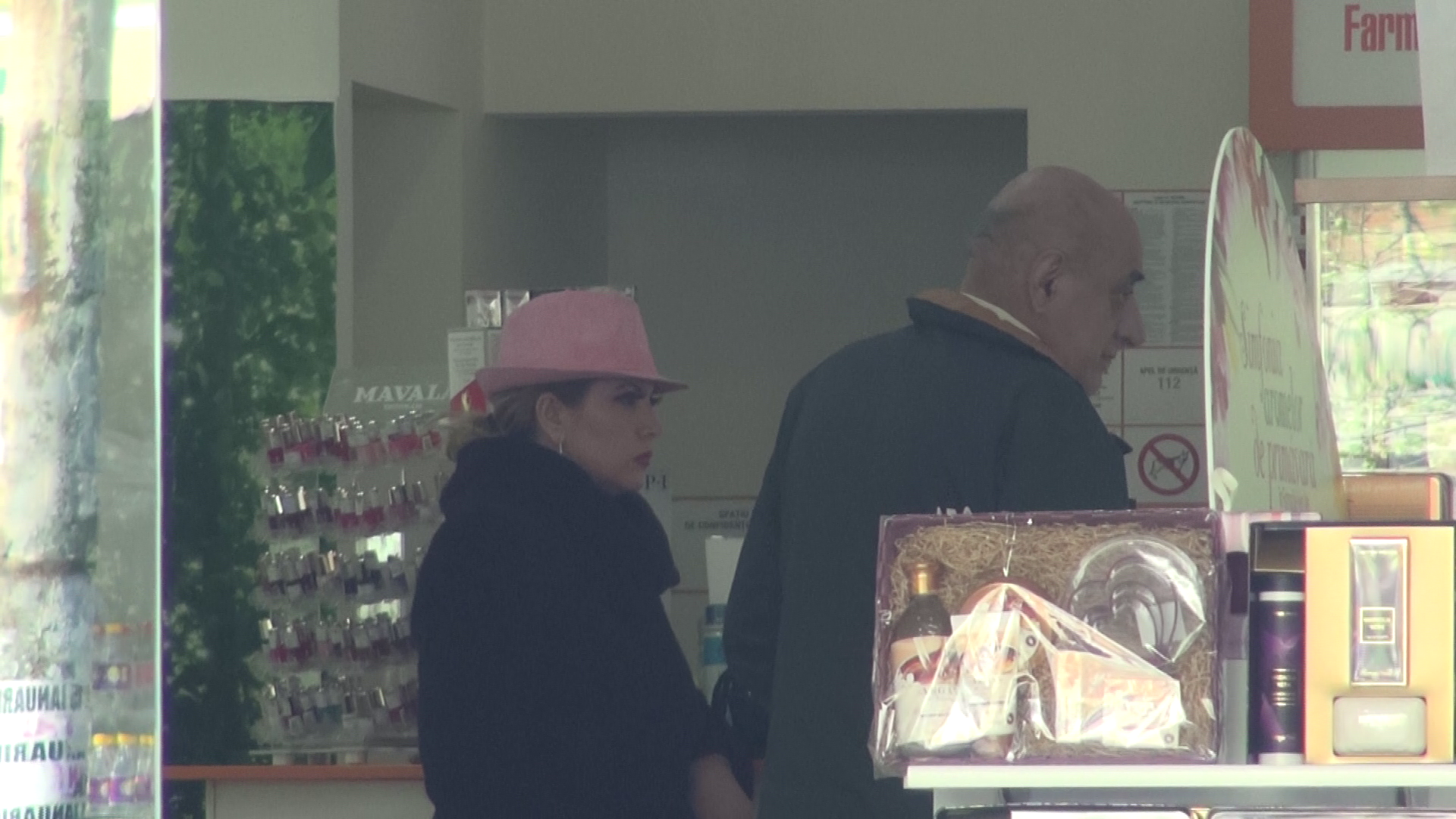 Oana si Viorel Lis, la farmacie