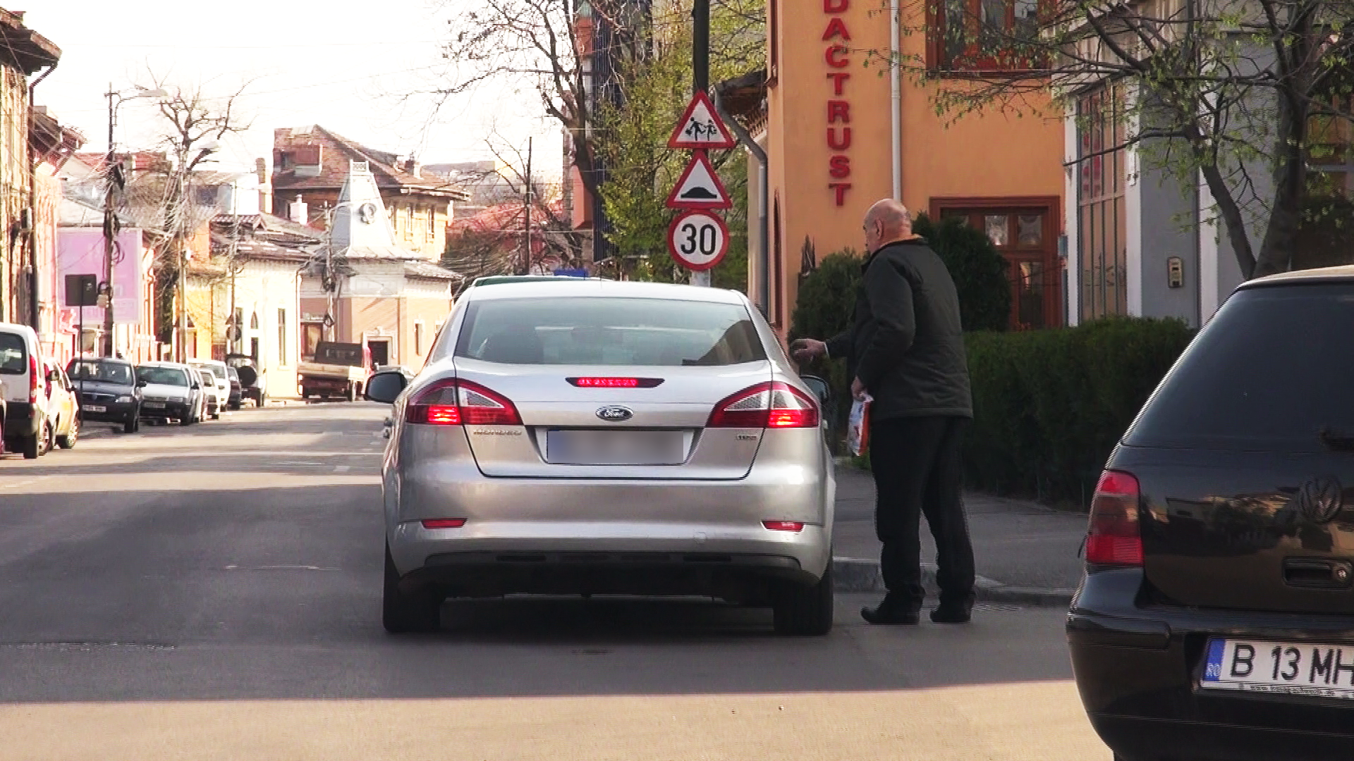 Odata ajunsi acasa, Viorel a coborat primul din masina