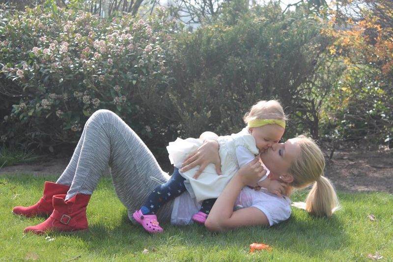 Elena isi iubeste fetita ca pe ochii din cap