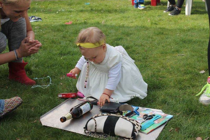 Fetita a ales rusaliile, telefonul si rujul