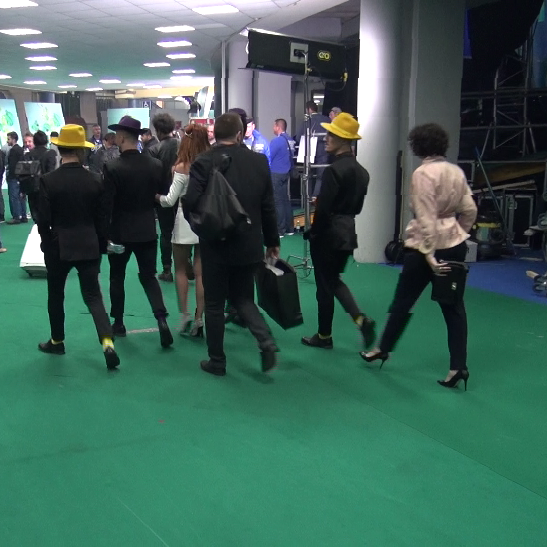 Cele sase persoane din staff-ul ei au urmarit-o pe vedeta la fiecare pas