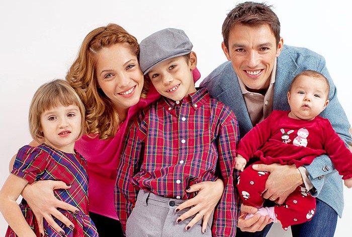 George Ogararu, alaturi de sotia lui, Andreea, si de cei trei copii ai lor