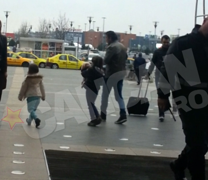 Fostul stelist si fiicele lui au plecat acasa dupa cateva zeci de minute de shopping