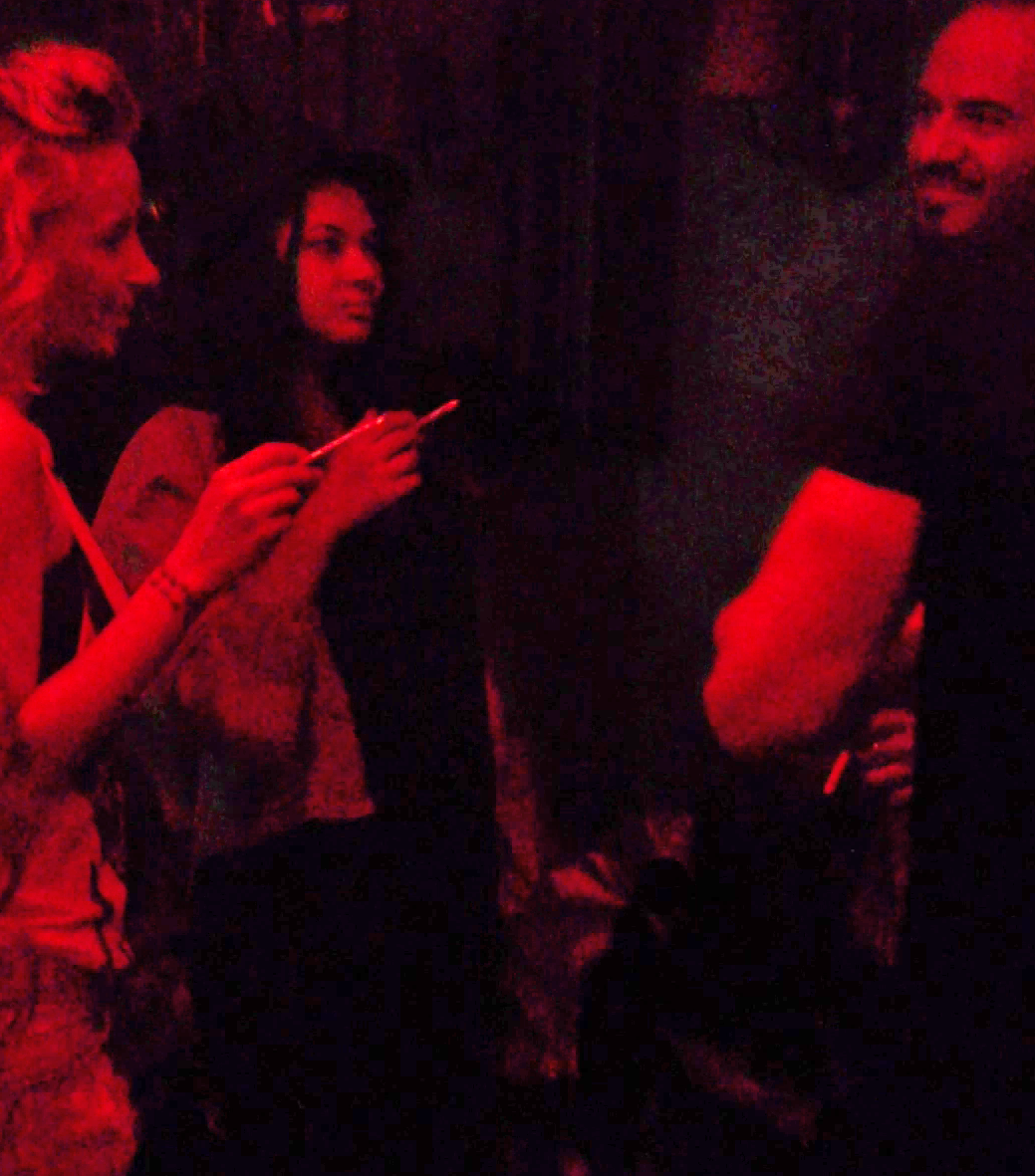 In club, Muneca a facut imprudenta de a renunta la nelipsitul accesoriu