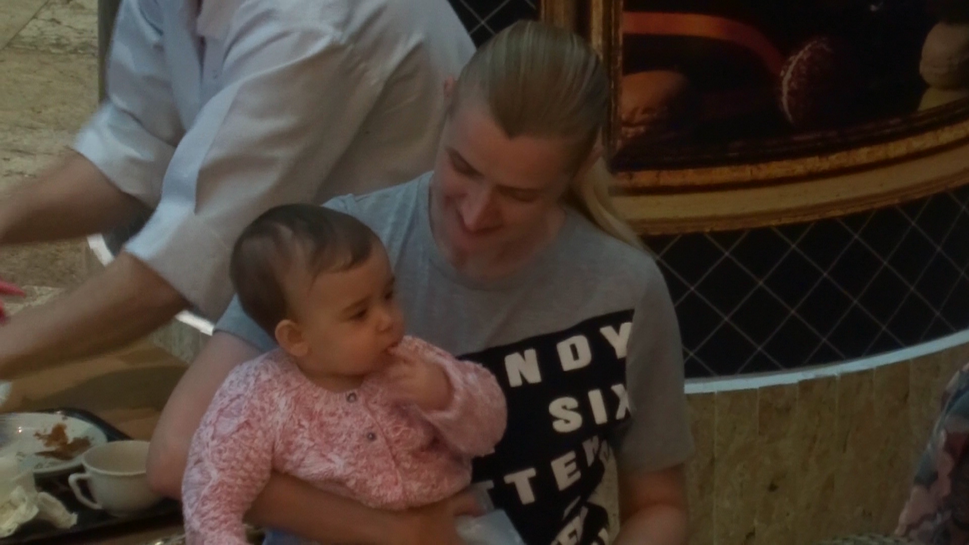 Fetita lui Marcel Pavel a stat cuminte in bratele mamei sale