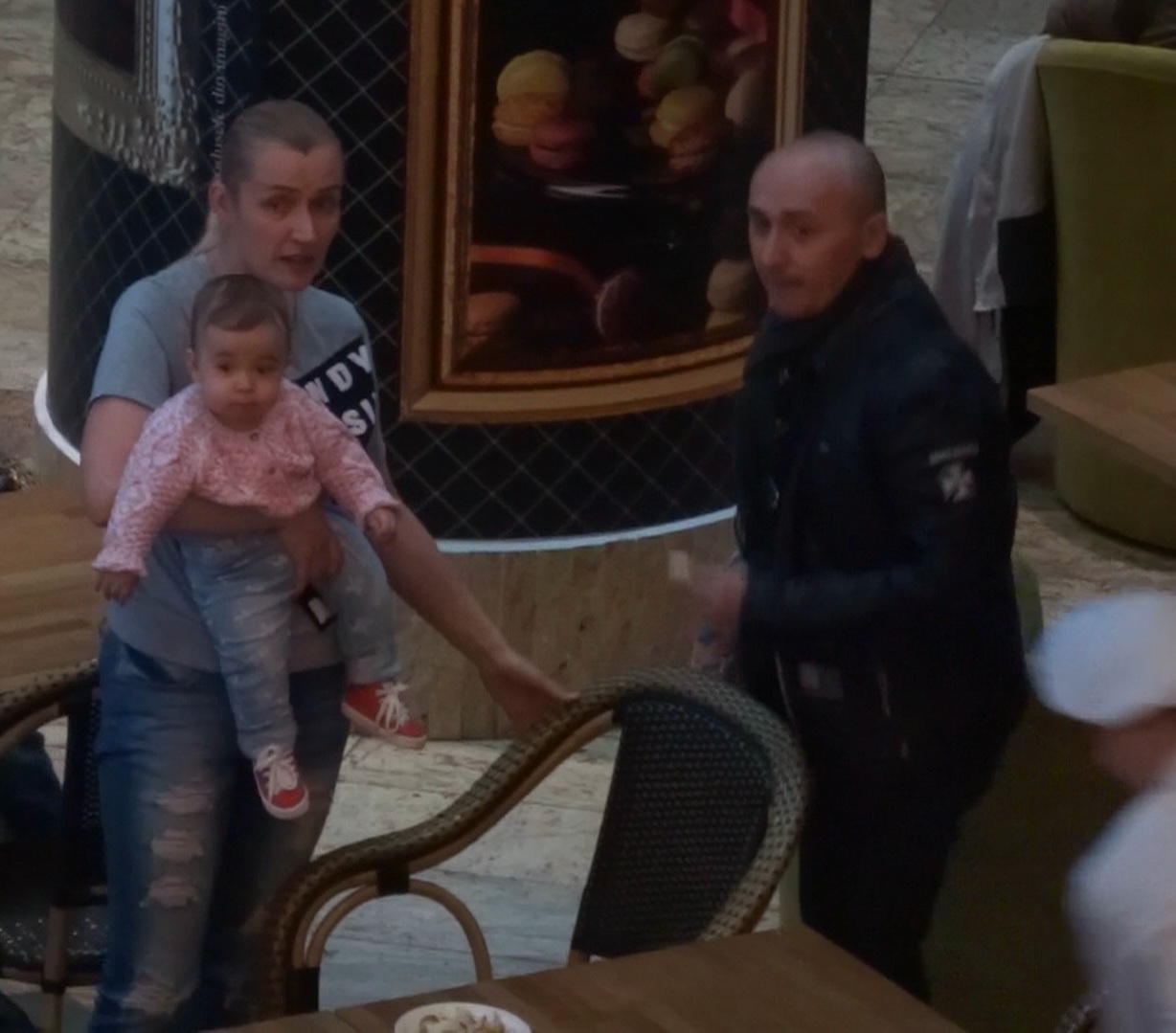 Marcel Pavel si-a scos fetele la mall, la un corn si o cafea