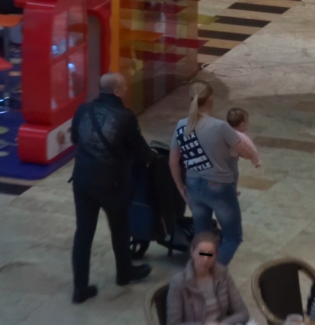 Artistul si sotia lui s-au plimbat prin mall cu cea mica