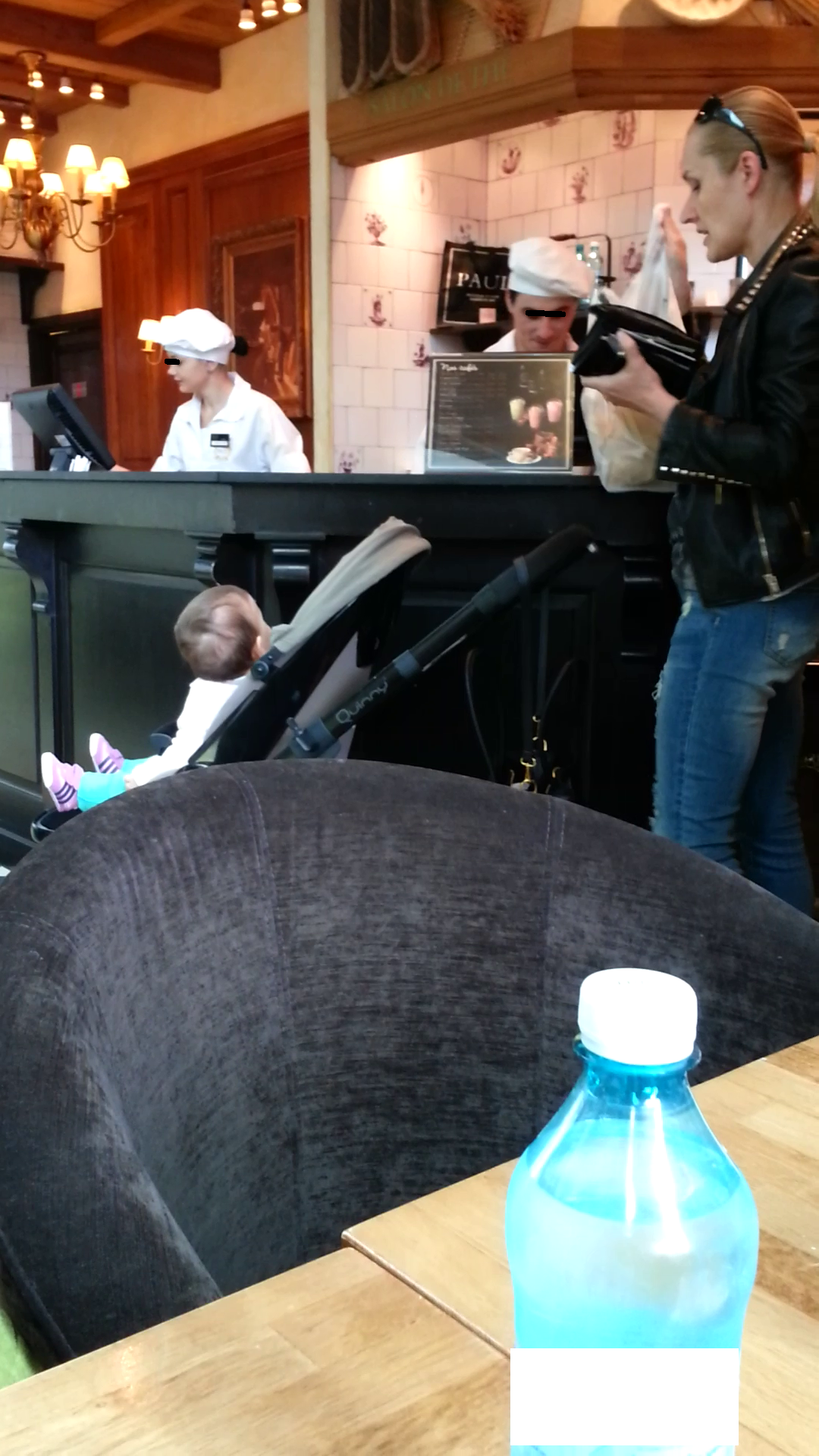 Violeta si-a scos fetita la o prajitura